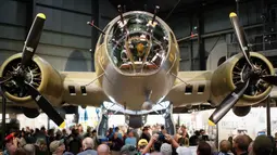 Boeing B-17 Flying Fortress, Memphis Belle saat dipamerkan di Museum Nasional Angkatan Udara AS, Dayton, Ohio, Rabu (16/5). Memphis Belle adalah pesawat pengebom pengintai sayap rendah AS yang dibuat untuk pasukan udara AS. (AP Photo/John Minchillo)