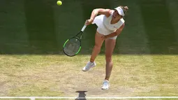 Petenis Rumania Simona Halep mengembalikan bola ke arah petenis Ukraina Elina Svitolina pada babak semifinal Wimbledon 2019 di All England Lawn Tennis Club, Kamis (11/7/2019). Simona Halep menjadi wanita pertama Rumania yang mencapai final tunggal Wimbeldon menang 6-1, 6-3. (Ben STANSALL/POOL/AFP)