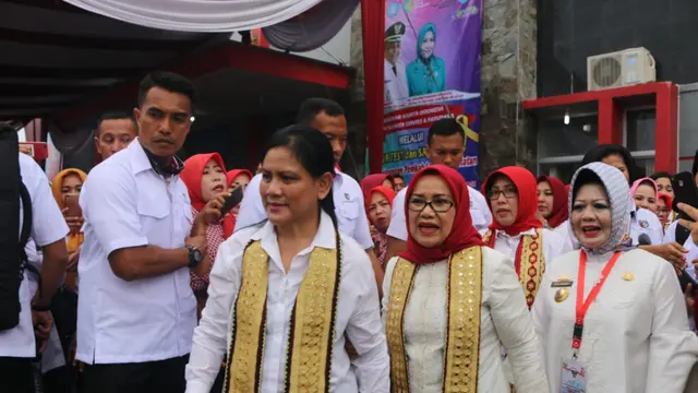 Ibu Negara Iriana Joko Widodo didampingi istri Wakil Presiden Jusuf Kalla, Mufidah Kalla berkunjung ke Lampung Selatan. (Istimewa)