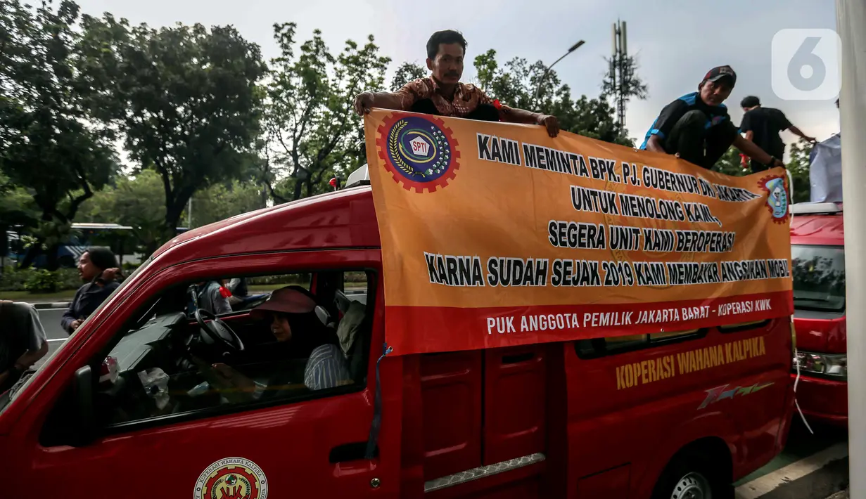 Dalam aksinya, mereka juga turut membawa pengeras suara, bendera, serta spanduk aksi. (Liputan6.com/Faizal Fanani)