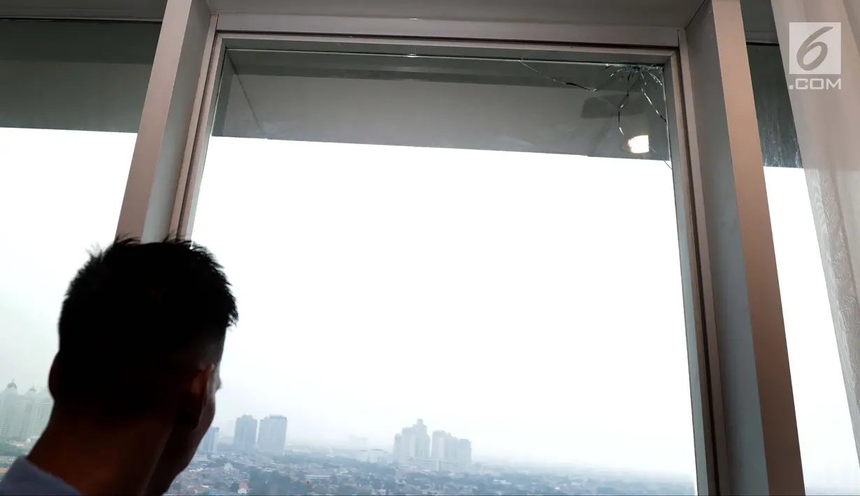 Petugas pengamanan dalam (Pamdal) DPR memeriksa penemuan bekas tembakan peluru di Lantai 10 Gedung Nusantara I, Jakarta, Rabu (17/10). Bekas peluru diduga berasal dari tembakan salah sasaran. (Liputan6.com/JohanTallo)