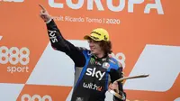 Marco Bezzecchi saat finis pertama Moto2 Eropa di Sirkuit Ricardo Tormo, Valencia, Minggu (08/11/2020) lalu. (JOSE JORDAN / AFP)