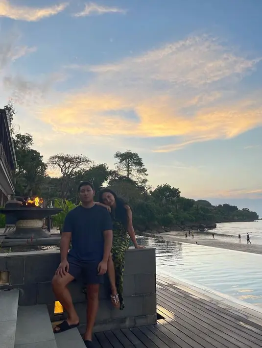 "Kirain sama brondong ternyata ibu dan anak.ganteng bgt anak nya," tuliseniske_aryanti. "Sumpah... Gua kira cowoknya,"  tulis tokowarsilayu. "Mas dharma kyk sma pacarnya," tulis sitihajarhandoyo. [Instagram/tatacahyani]