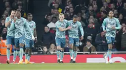 Pemain Southampton merayakan gol yang dicetak oleh Theo Walcott ke gawang Arsenal pada laga Liga Inggris di Stadion Emirates, Sabtu (22/4/2023). (AP Photo/Kirsty Wigglesworth)