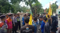 Aksi unjuk rasa mahasiswa menuntu pembenahan amburadulnya program Bantuan Pangan Non Tunai (BPNT) di Kabupaten Sumenep, Madura. (Liputan6.com/ Fahrul)