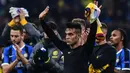 Striker Inter Milan, Lautaro Martinez, menyapa suporter usai dikalahkan Barcelona pada laga Liga Champions di Stadion San Siro, Milan, Selasa (10/12). Inter kalah 1-2 dari Barcelona. (AFP/Miguel Medina)