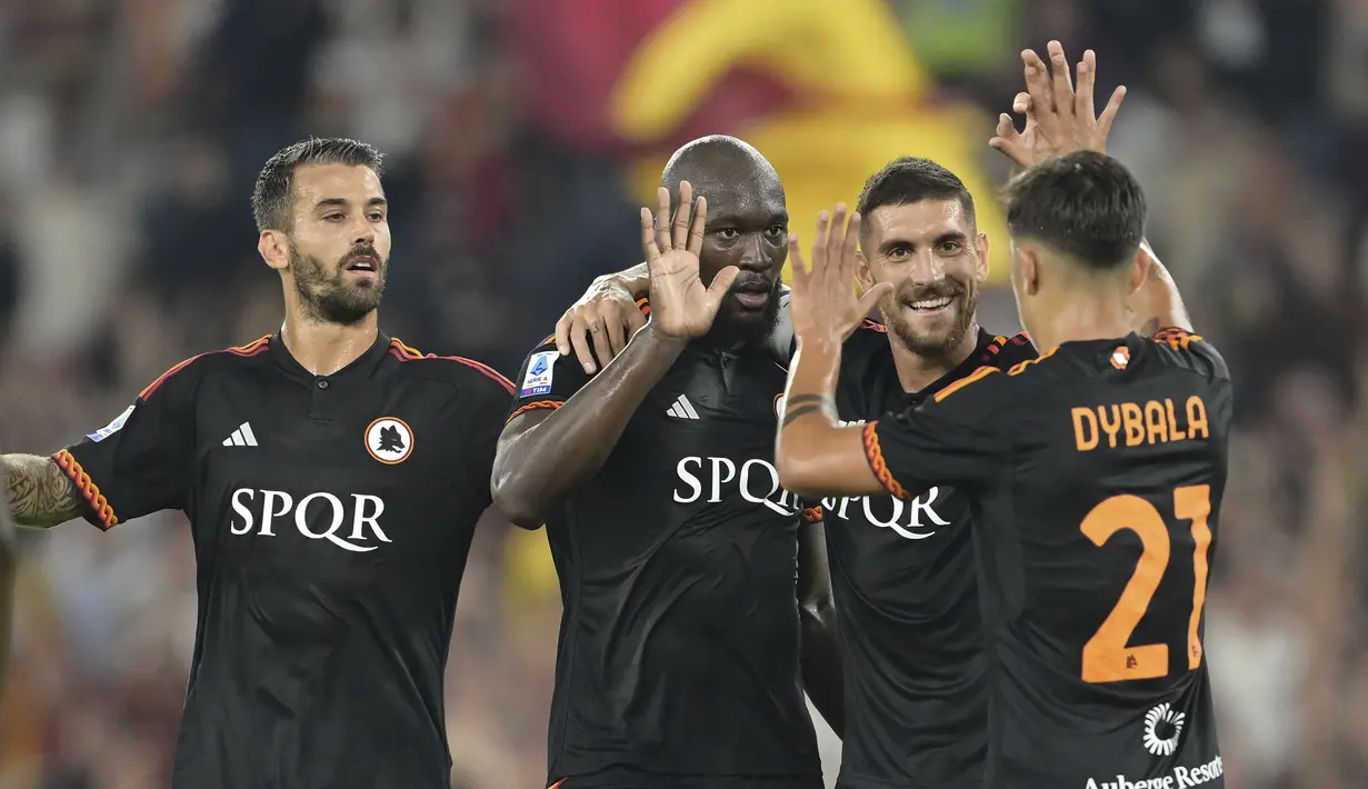 Pemain AS Roma, Romelu Lukaku, melakukan selebrasi bersama rekannya setelah mencetak gol ke gawang Frosinone pada laga pekan ketujuh Serie A 2023/2024 di Stadion Olimpico, Roma, Senin (02/10/2023). Kemenangan ini membuat Roma mengemas delapan angka dari tujuh laga dan naik ke peringkat 12 klasemen sementara Serie A 2023/2024.  (Alfredo Falcone/LaPresse via AP)