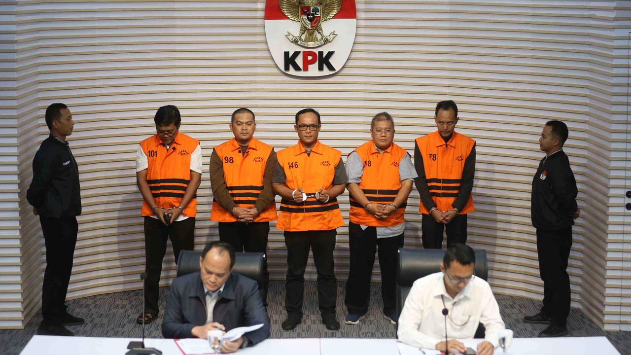 FOTO: Operasi Tangkap Tangan Seret Bupati Lampung Tengah ke Status Tersangka