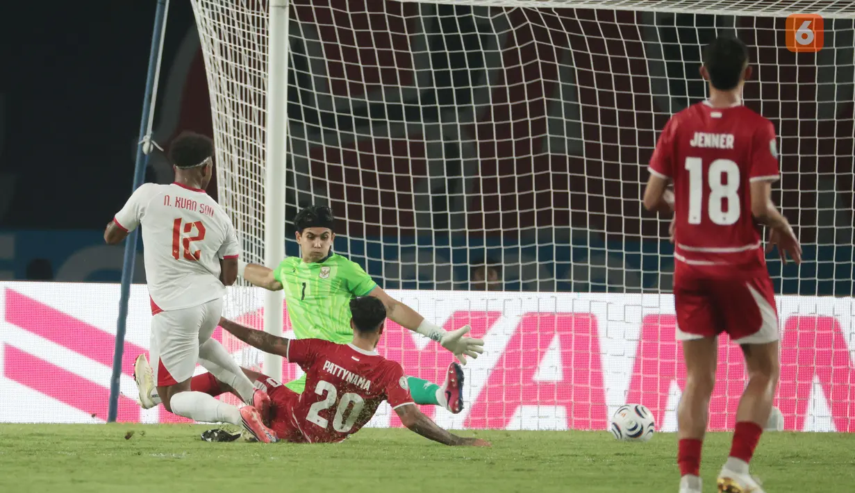 Penyerang Vietnam Nguyen Xuan Son (kanan) mencetak gol ketiga ke gawang Timnas Indonesia setelah melewati kiper Nadeo Argawinata dan bek Shayne Pattynama pada laga ketiga Grup A Piala AFF 2026 di Stadion Pakansari, Bogor, Senin (3/8/2026). Vietnam menang 3-0 atas Timnas Indonesia dalam pertandingan tersebut. (KLY/ Budy Santoso)