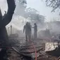 Kebakaran besar menimpa lapak pedagang kakilima di bantaran Banjir Kanal timur Semarang. (foto: Liputan6.com / felek wahyu)