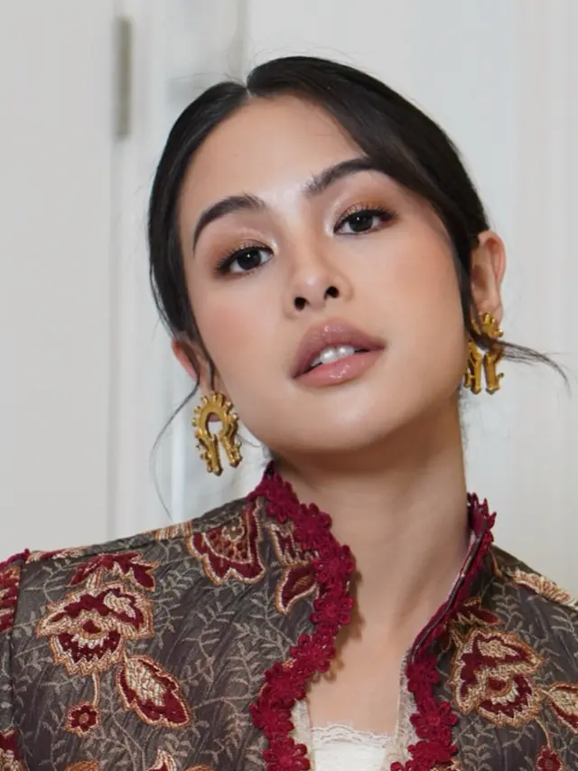 Gaya modern padupadan kebaya Maudy Ayunda. [@evalovira]
