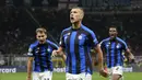 Pemain Inter Milan, Edin Dzeko melakukan selebrasi setelah mencetak gol ke gawang AC Milan pada laga leg pertama semifinal Liga Champions 2022/2023 di San Siro, Milan, Italia, Kamis (11/05/2023) WIB. Laga dimenangkan oleh Nerazzurri dengan skor 2-0. (AP Photo/Antonio Calanni)