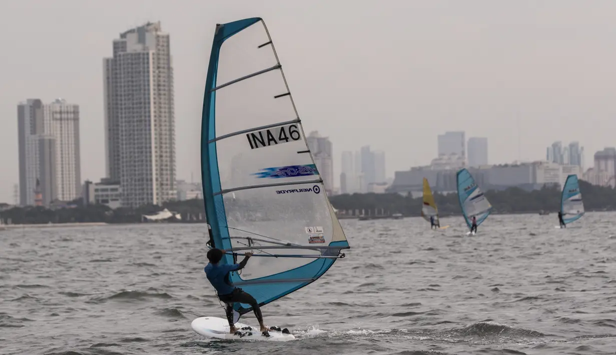 Sejumlah atlet layar berlatih saat pelatnas di Laut Jakarta, Kamis (24/5/2018). Cabang layar menargetkan dua medali emas pada Asian Games 2018. (Bola.com/Vitalis Yogi Trisna)