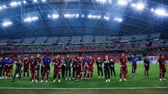Madam Pang Bersama dengan Timnas Thailand Jelang Final AFF Cup  2020.