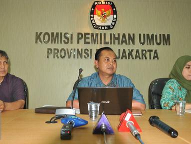Ketua KPUD DKI Jakarta Sumarno (tengah) memberikan keterangan pers di kantor KPUD DKI Jakarta, Jumat (16/9). Sumarno mengatakan jika Ahok ingin maju dalam Pilkada DKI, wajib menyerahkan surat pernyataan bersedia cuti. (Liputan6.com/Gempur M Surya)