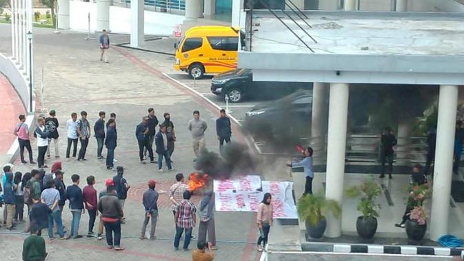Aksi mahasiswa di Universitas Negeri Surabaya (Unesa). (Foto: Liputan6.com/Dian Kurniawan)