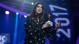 Solois Inggris, Dua Lipa meraih penghargaan ajang SCTV Music Awards 2017 di Studio 6 Emtek City, Jakarta Barat, Selasa (16/5). Dua Lipa menerima penghargaan kategori Internasional, Young and Promising International Artist. (Liputan6.com/Gempur M Surya)