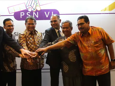 Menkominfo Rudiantara (tengah), Tushar Handiekar (Ketiga kanan), Adi Rahman Adiwoso (kedua kanan) dan jajaran direksi Pasifik Satelit Nusantara (PSN) saat menghadiri Penandatangan Perjanjian di Jakarta, Selasa (5/12). (Liputan6.com/Faizal Fanani)