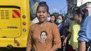 Seorang suporter mengenakan pakaian bergambar wajah Aung San Suu Kyi saat menunggu kedatangan narapidana yang dibebaskan dari Penjara Insein, di Yangon, Myanmar, Rabu (4/1/2023). Junta militer Myanmar mengumumkan pembebasan lebih dari 7.000 narapidana (napi) dalam rangka memperingati 75 tahun Hari Kemerdekaan dari Inggris. (AP Photo)