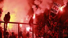 Suporter Timnas Indonesia memberikan dukungan kepada skuat Garuda dengan menyalakan suar saat laga uji coba internasional yang bertajuk FIFA Match Day antara Indonesia melawan Bangladesh di Stadion Si Jalak Harupat, Bandung, Rabu (01/06/2022). Pertandingan berakhir dengan skor kacamata. (Bola.com/M Iqbal Ichsan)