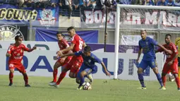 Gelandang Persib, Febri Hariyadi, berusaha melewati pemain Semen Padang pada laga Liga 1 Indonesia di Stadion Si Jalak Harupat, Bandung, Sabtu, (9/9/2017). Persib ditahan imbang 2-2 oleh Semen Padang. (Bola.com/M Iqbal Ichsan)