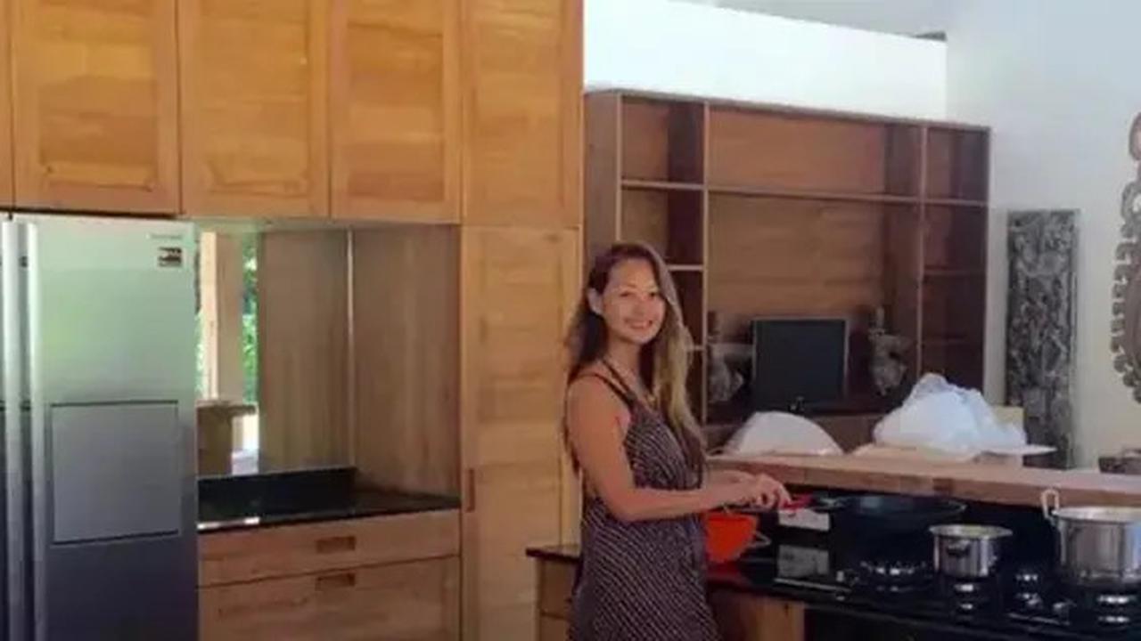9 Potret Dapur Kayu di Rumah Indah Kalalo dengan Perpaduan Model Etnik dan Modern