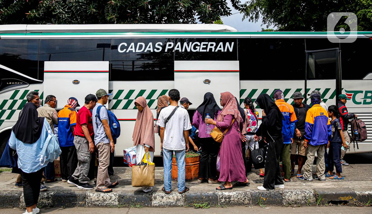 Pemudik arus balik Lebaran Idul Fitri 2023 tiba dengan bus di Terminal Kampung Rambutan, Jakarta Timur, Selasa (25/4/2023). Kedatangan pemudik meningkat dua kali lipat berkisar dua ribu per hari yang didominasi dari Jawa Tengah dan Jawa Barat. (Liputan6.com/Faizal Fanani)