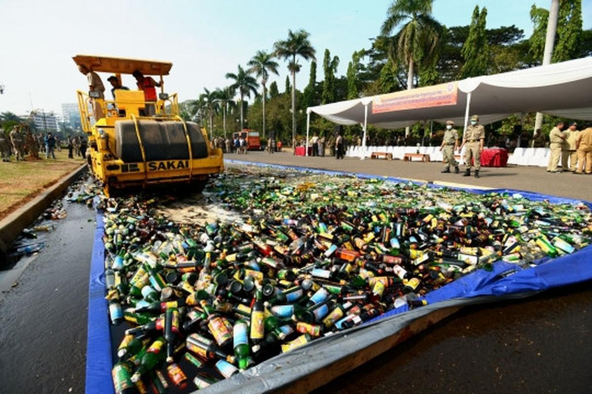 Pemusnahan 11.321 botol miras ilegal di Monas