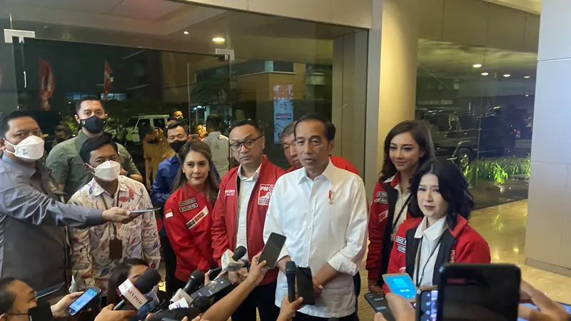 Presiden Joko Widodo (Jokowi) usai menghadiri HUT PSI ke-8 di Jakarta Theater, Jakarta Pusat, Selasa (31/1/2023) (Liputan6.com/Muhammad Radityo Priyasmoro)