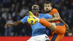 Pemain Napoli, Victor Osimhen (kiri) berebut bola dengan pemain Inter Milan, Francesco Acerbi pada laga pekan ke-14 Liga Italia 2023/2024 di Stadio Diego Armando Maradona, Napoli, Italia, 3 Desember 2023 waktu setempat. Laga berakhir dengan kemenangan 3-0 Inter Milan. (AP Photo/LaPresse/Alessandro Garofalo)