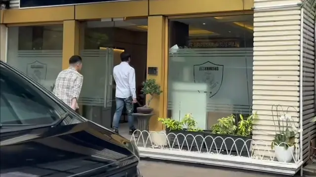 Dokter Richard Lee hadir memenuhi panggilan di Polda Metro Jaya, Rabu (7/1/2026) (Liputan6.com/Ady Anugrahadi)
