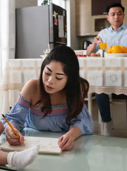 Banyak orangtua merasa lebih percaya diri membahas topik seperti perubahan tubuh dan pubertas, namun masih ragu ketika harus masuk ke pembahasan yang lebih sensitif seperti hubungan, batasan, atau kesehatan seksual. [Dok/freepik.com]