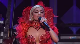 Penyanyi AS, Bebe Rexha saat tampil di panggung selama pertunjukan Z100 iHeartRadio Jingle Ball di Madison Square Garden di New York City (7/12). Bebe Rexha tampil seksi berbusana serba merah di panggung tersebut. (AFP Photo/Angela Weiss)