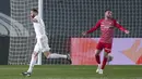 Striker Real Madrid, Karim Benzema, melakukan selebrasi usai mencetak gol ke gawang Granada pada laga Liga Spanyol di Stadion Alfredo Di Stefano, Kamis (24/12/2020). Real Madrid menang dengan skor 2-0. (AP/Bernat Armangue)