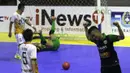 Ekspresi pemain Vamos Mataram, Andri Kustiawan, setelah mencetak gol ke gawang Antam Jakarta dalam laga Seri III Grup B Wilayah Timur Pro Futsal League 2016 di GOR 17 Desember, Mataram, NTB, Minggu (13/3/2016). (Bola.com/Arief Bagus)