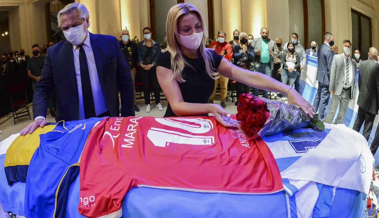 Saat Diego Armando meninggal dunia pada 25 November 2020, dunia sepak bola begitu berduka termasuk Pele yang membuatnya bersedih hingga membuat pesan emosional yang kini kembali viral saat dirinya meyusul Diego Maradona. (AFP/Argentinian Presidency)