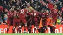 Pemain Liverpool melakukan selebrasi usai mencetak gol kedua mereka ke gawang Tottenham Hotspur saat pertandingan Liga Inggris di Anfield, Liverpool (4/2). Liverpool dan Tottenhan Hotspur harus puas dengan hasil imbang 2-2. (AP Photo/Rui Vieira)