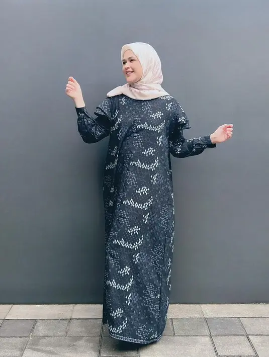 Dress kolaborasi Cut Ratu Meyriska dan BIA by Zaskia Mecca yang wudhu friendly. Pas untuk kamu penggemar gamis stylish. [Foto: @cutratumeyriska]
