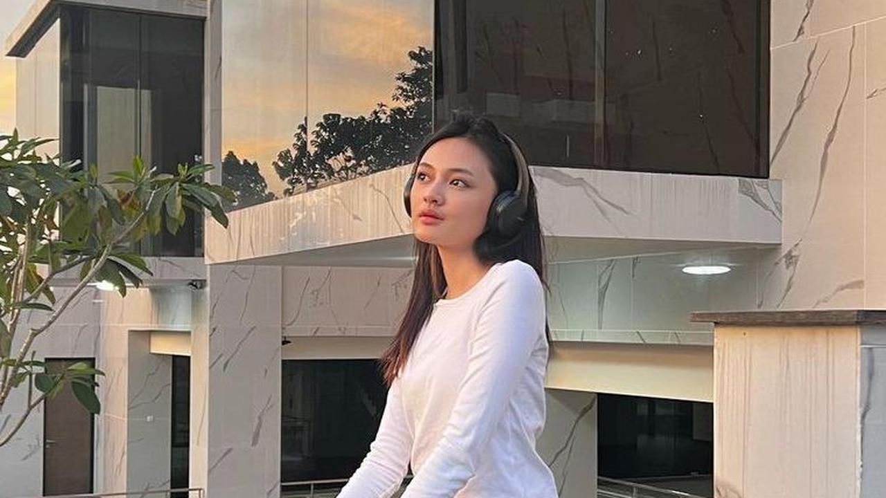 Bahkan, ia juga sempat menjajal dunia tarik suara dengan merilis single perdananya bertajuk<i> Dunia Mimpi </i>pada 2021 lalu.