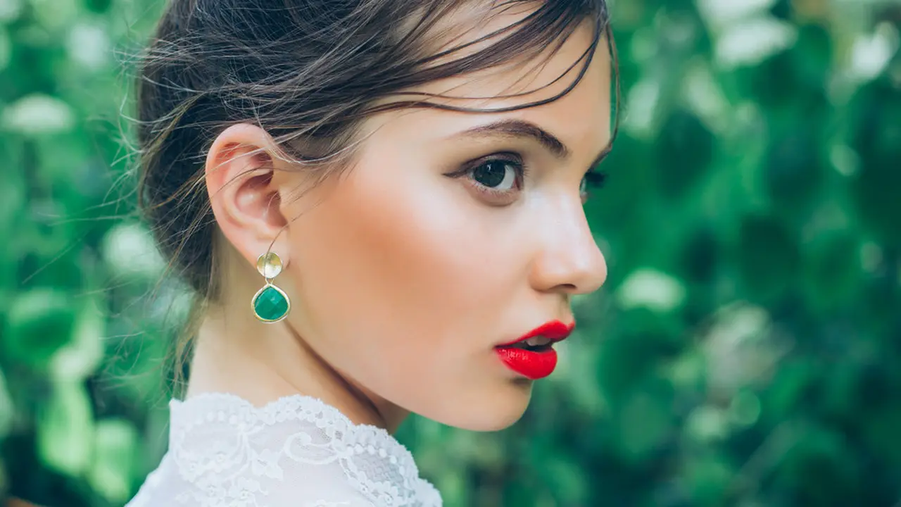 Trik Mengaplikasikan Lipstik Merah yang Bikin Bibir Terlihat Seksi, Anti Menor Club