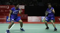 Ganda putri Indonesia, Greysia Polii/Apriyani Rahayu, merayakan kemenangan atas ganda Jepang, Nami Matsuyama/Chiharu Shida, pada laga Indonesia Masters 2020 di Istora Senayan, Jakarta, Jumat (17/1). Greysia/Apriyani menang 21-15 dan 21-16. (Bola.com/Yoppy Renato)