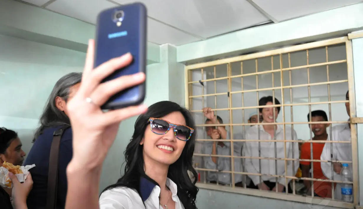 Usai berbincang-bincang, perempuan berusia 29 tahun itu mengajak Roger untuk berselfie (memotret sendiri) di depan sel, Rabu (7/5/14). (Liputan6.com/Panji Diksana)