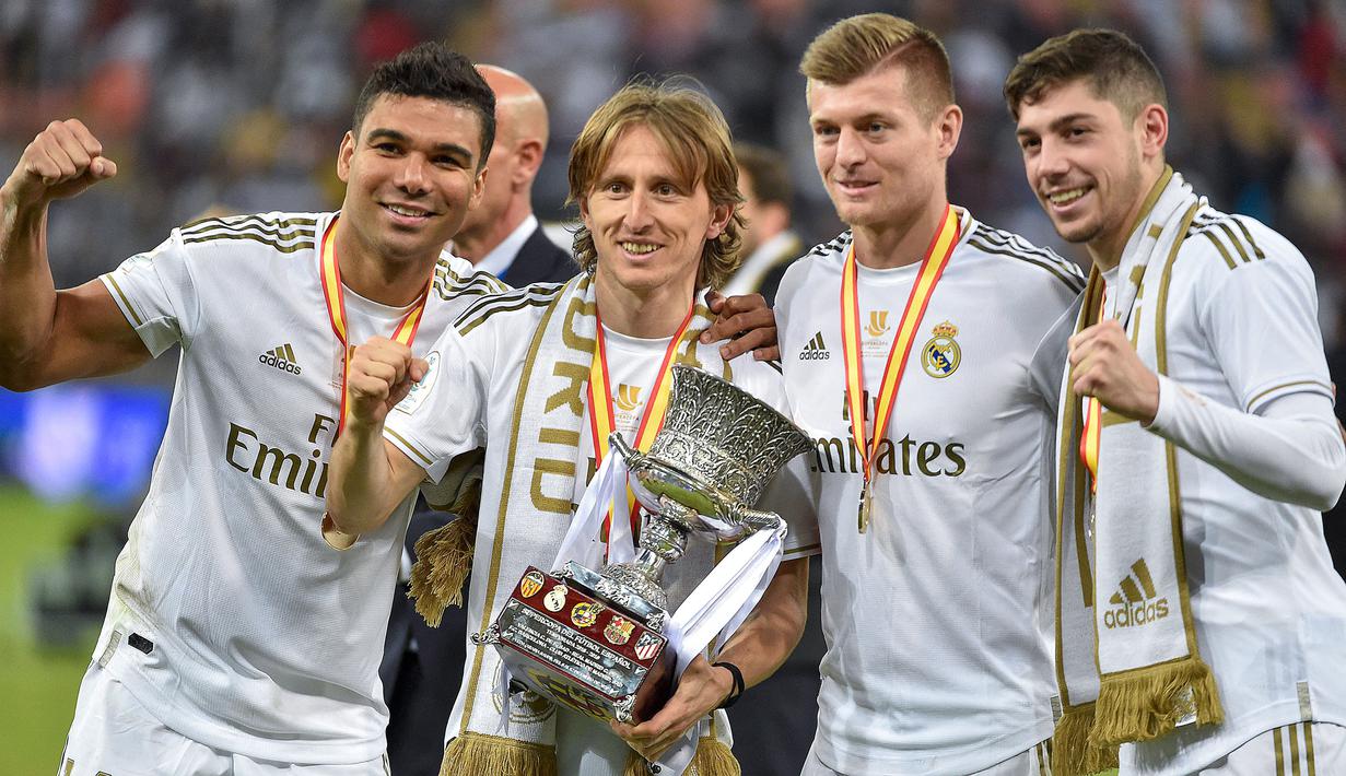 Casemiro (kiri) sering dianggap tidak mendapatkan bagian adil ketika dua nama paling mapan di lini tengah Real Madrid, yaitu Modric dan Kroos dihujani pujian. Padahal, perananya sebagai sebagai seorang gelandang bertahan menjadi kunci Los Blancos saat membendung serangan lawan. (AFP/Fayez Nureldine)