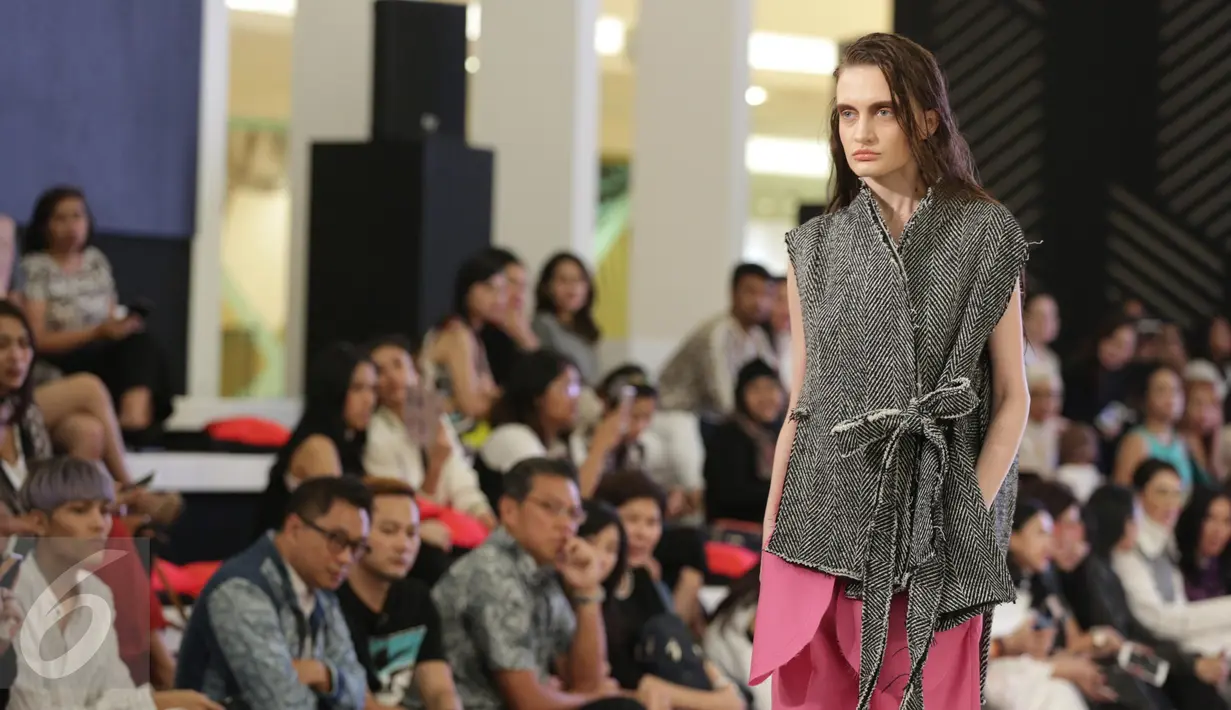 Model berjalan dipanggung mengenakan busana rancangan MADE IND X TANGAN dalam pagelaran Senayan City Fashion Nation ke-11, Jakarta, Senin (10/4). (Liputan6.com/Faizal Fanani)