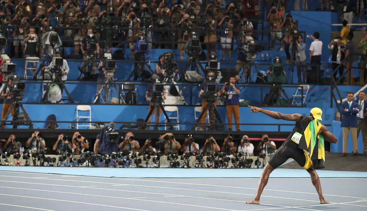 Gaya khas pelari Jamaica, Usain Bolt saat merayakan kemenangan kategori sprint 100 meter Olimpiade 2016 di Rio de Janeiro, Brasil, (15/8). Bolt finish dengan catatan waktu 9,81 detik. (REUTERS/Phil Noble)