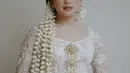Sementara di momen akad nikah, Rachel Amanda memilih kebaya adat Jawa bernuansa putih. @auroraamanda95