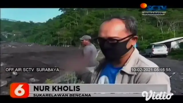 Proses pencarian mobil yang terseret banjir lahar semeru masih dilakukan warga. Warga hanya menemukan dua roda mobil di lokasi yang berjarak 6 kilometer dari lokasi awal, selain mobil sebuah musala dan warung makan juga tertimbun material banjir laha...