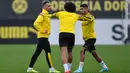 Pemain Borussia Dortmund Paco Alcacer (kiri) bersama Axel Witsel (tengah) dan Achraf Hakimi (kanan) berlatih di Dortmund, Jerman, Senin (16/9/2019). Dortmund siap menjamu Barcelona pada laga Grup F Liga Champions di Signal Iduna Park. (AP Photo/Martin Meissner)