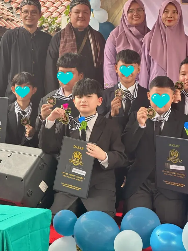 6 Momen Kelulusan SD Anak Daus Mini dan Yunita, Wajah Tampannya Curi Perhatian
