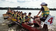 Rombongan peserta mendayung perahu menuju garis start balapan Festival Perahu Naga Hong Kong di Queens, New York, Minggu (13/8). Festival ini merupakan acara olahraga dan multikultural tahunan terbesar di Amerika Serikat. (AP/Andres Kudacki)